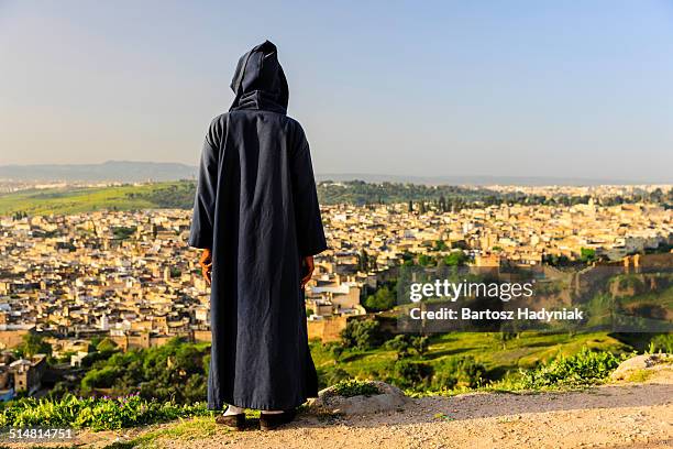 moroccan man looking at medina of fez - manto de cerimônia - fotografias e filmes do acervo