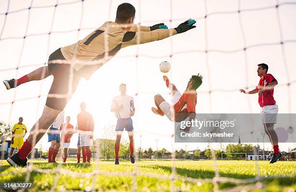 spielt fußball bei sonnenuntergang. - shooting at goal stock-fotos und bilder