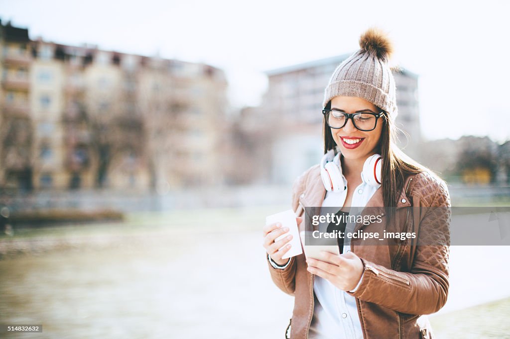 Frau mit Telefon und Kaffee