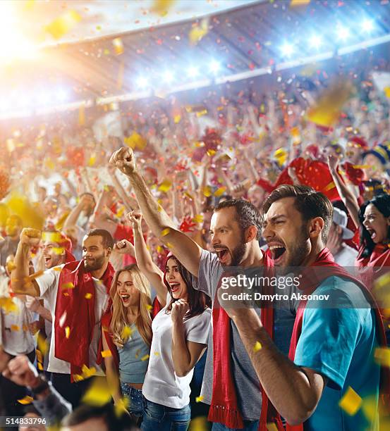 los fanáticos de los deportes : felices amigos animando - aficionado fotografías e imágenes de stock