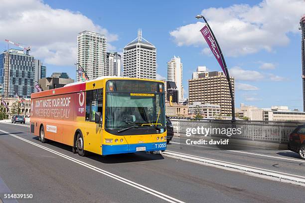 autobús de transporte público de cruzar el puente en brisbane, australia - río brisbane fotografías e imágenes de stock