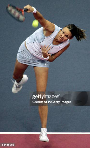 Lindsay Davenport serves to Russian Anastasia Myskina during their semi-final match at the WTA Kremlin Cup tennis tournament in Moscow, 16 October...