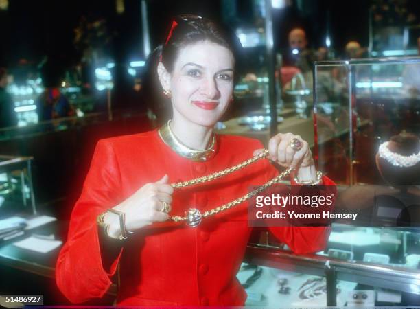 Paloma Picasso introduces her jewelry collection December 1, 1980 at Tiffany & Co in New York City.