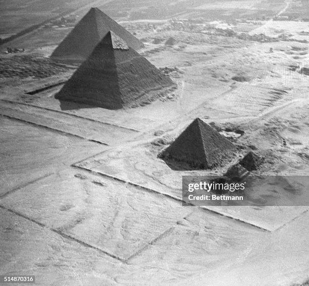 Pyramid Scene 64 Bettmann Giza Photos & High Res Pictures - Getty Images