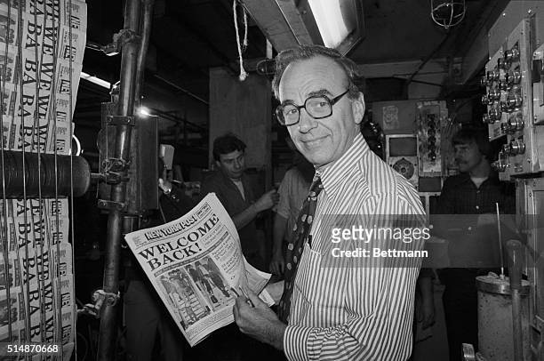 New York, NY: Publisher Rupert Murdoch holds up a copy of the New York Post Oct. 5 as the afternoon daily was back on the street for the first time...