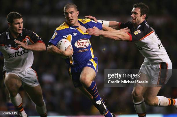 Matt Diskin of Leeds on his way to scoring the first try as Jamie Peacock of Bradford fails to stop him during the Tetley's Super League Grand Final...