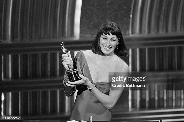 Anjelica Houston proudly holds her Oscar award on March 24, 1986. Huston was recognized as Best Supporting Actress for her role in Prizzi's Honor.