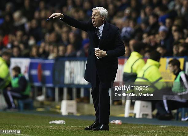 Alan Pardew manager of Crystal Palace gives instructions during the Emirates FA Cup sixth round match between Reading and Crystal Palace at Madejski...