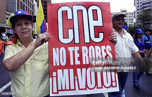 Una manifestante opositora al gobierno de Hugo Chavez muestra una pancarta alusiva al Consejo Nacional Electoral , en el centro de Caracas, el 16 de...