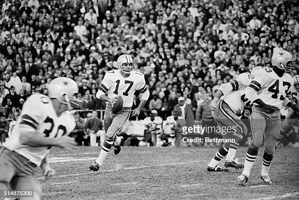 Don Meredith of the Dallas Cowboys looks downfield for a pass receiver during NFL Pro title game against the Green Bay Packers.