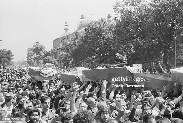 Tehran: Bodies of 21 government soldiers, some of them decomposed in scene of battle due to the recent intense fighting in Kurdistan between troops...