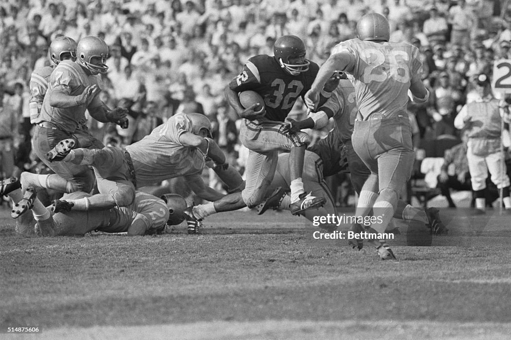 OJ Simpson Scoring Touchdown for USC