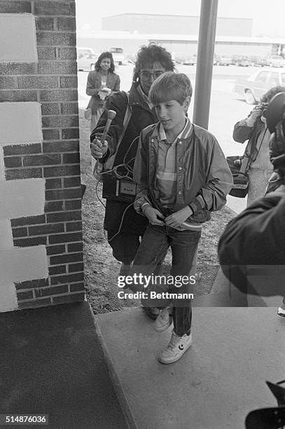 Ryan White, an Indiana teenager with AIDS, returns to the school that he was barred from because of his disease. | Location: Clinton, Indiana, USA.