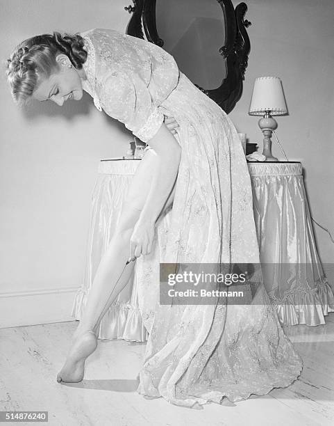 Only precaution to bear in mind when drawing on the seam with an ordinary eyebrow pencil is the same as for regular stockings: keep the seams...