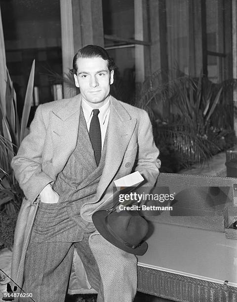 NEW YORK:-LAWRENCE OLIVIER ABOARD S.S. NORMANDIE NOV.10, 1938