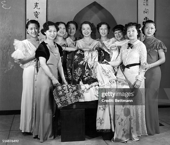 Chinese Girls In Traditional Clothing Chinese Girls In Traditional Clothing