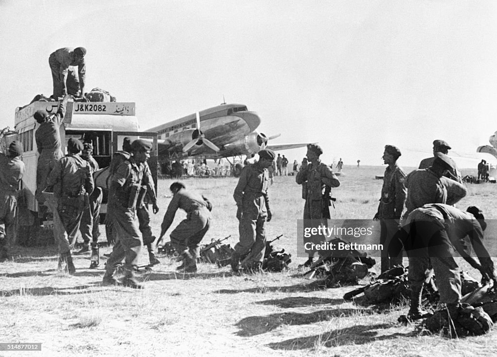 Indian Soldiers Land in Srinigar