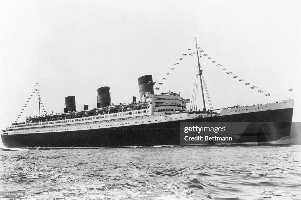 Liner Queen Mary Facing Right