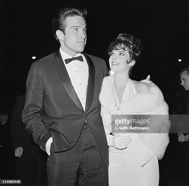 Warren Beatty escorts Natalie Wood to the Academy Awards Ceremony in Santa Monica, California.