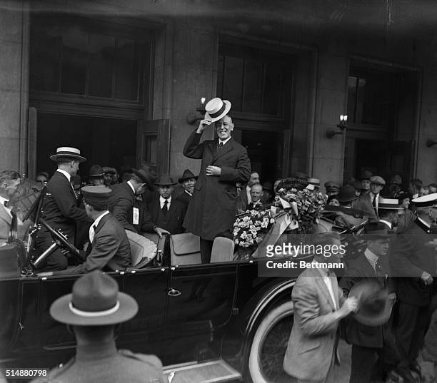 Columbus, Ohio: President Wilson photographed just as he was acknowledging the salutations of thousands who turned out to greet him on his first stop...