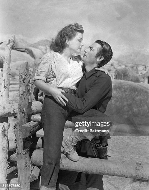 Gregory Peck as bank robber Stretch and Anne Baxter as miner's granddaughter Mike, in the western Yellow Sky.