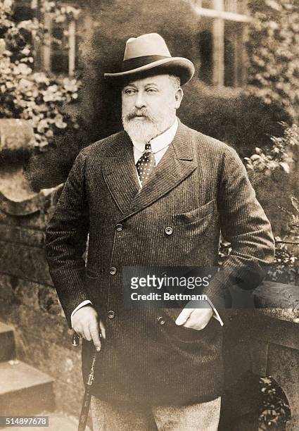 Edward VII , King of the United Kingdom , was born in London, and was the oldest son of Queen Victoria.