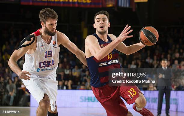Tomas Satoransky, #13 of FC Barcelona Lassa competes with Joel Freeland, #19 of CSKA Moscow during the 2015-2016 Turkish Airlines Euroleague...