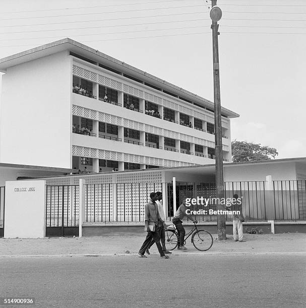 Douala, Kamerun: New college In New Nation. Students walk and bicycle on the campus of the ultra modern Joss College recently completed in this city...
