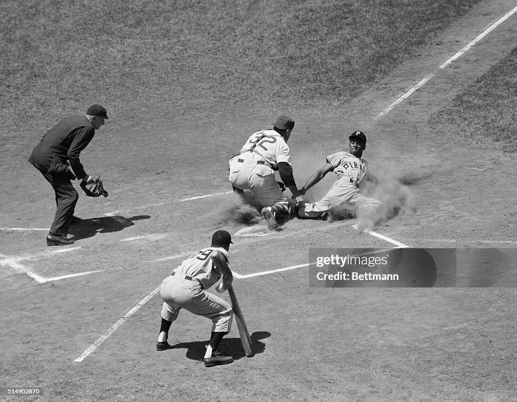 Catcher Tags Sliding Roberto Clemente