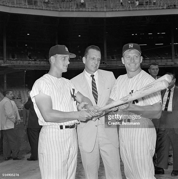 New York, NY: Current sluggers hot on the trail of famous homer mark of 60-in-a-season, Roger Maris and Mickey Mantle flank former Pirate homerun...