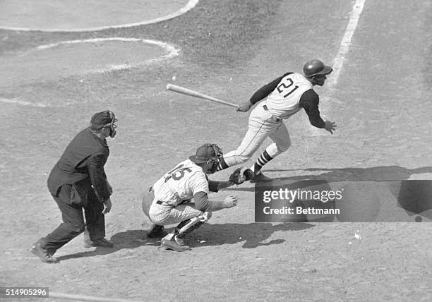 Pittsburgh Pirates player Roberto Clemete batting against the Mets.