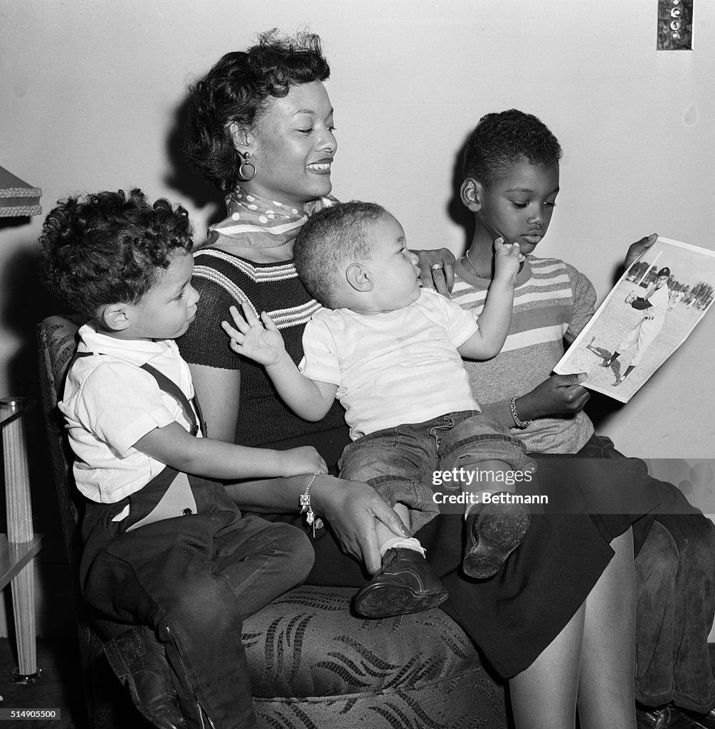 Roy Campanella'S Family Posing W/Picture