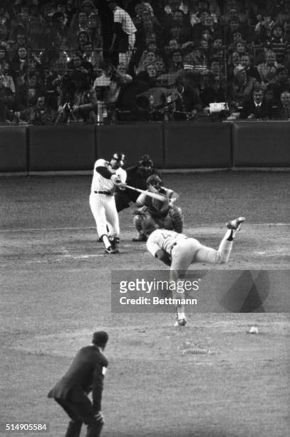 Yankees' Reggie Jackson connects for a two-run homer off L.A. Dodgers' Burt Hooten in fourth inning to give the Yankees a 4-3 lead in game six of the...