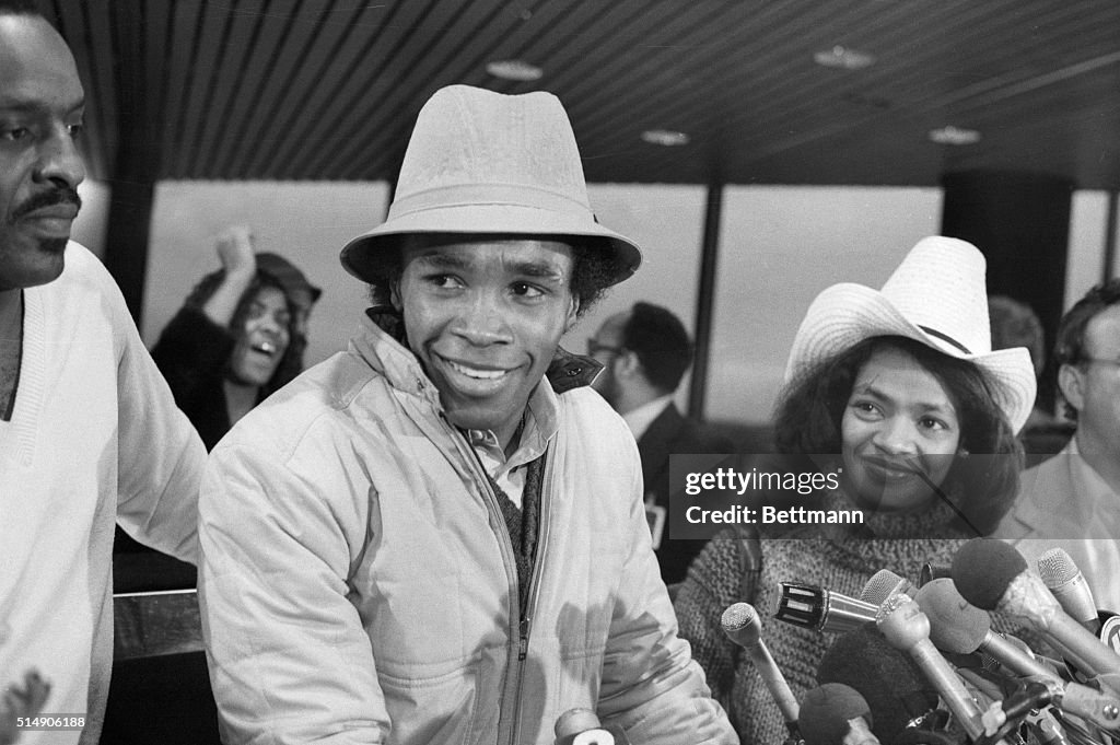 Sugar Ray Leonard and Wife Arriving at Airport