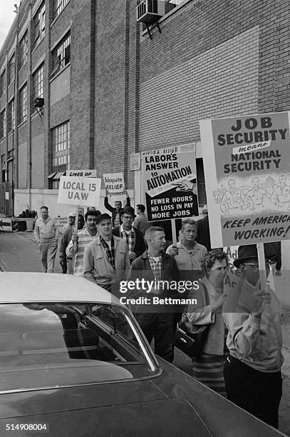 Detroit, MI-Workers at General Motors' Fleetwood plant in Detroit walk in picket line after United Auto Workers Union and General Motors Corp. Failed...