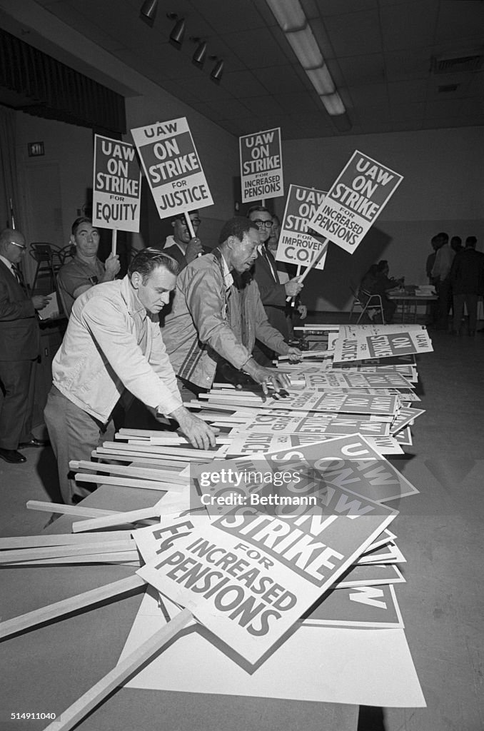 General Motors Employees Prepare Placards for Strike