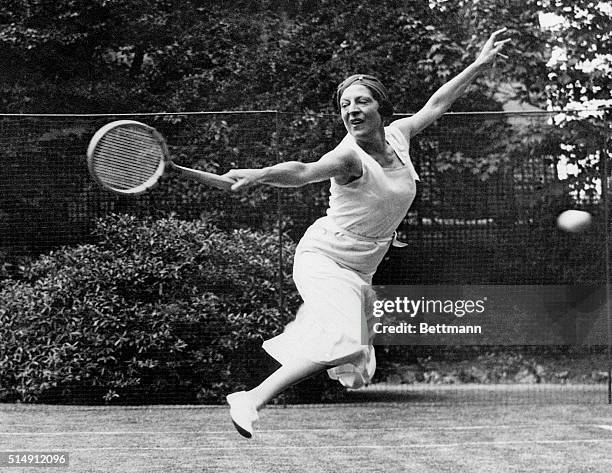 Picture shows former tennis player Suzanne Lenglen returns, to the game.