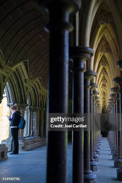 donna visita mont saint michel abbazia in francia - mont saint michel foto e immagini stock