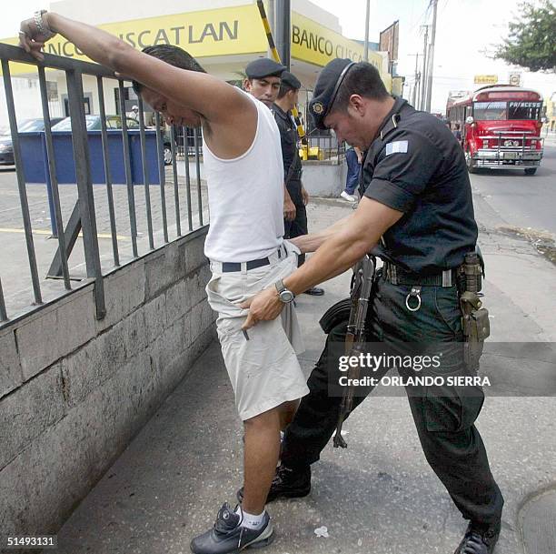 Agentes de la Policia Nacional Civil registran a un transeunte el 18 de octubre de 2004 en Ciudad de Guatemala, con el objetivo de detener la ola de...