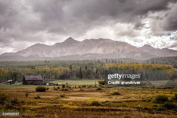 ranch en otoño en las montañas de colorado - mt wilson colorado fotografías e imágenes de stock