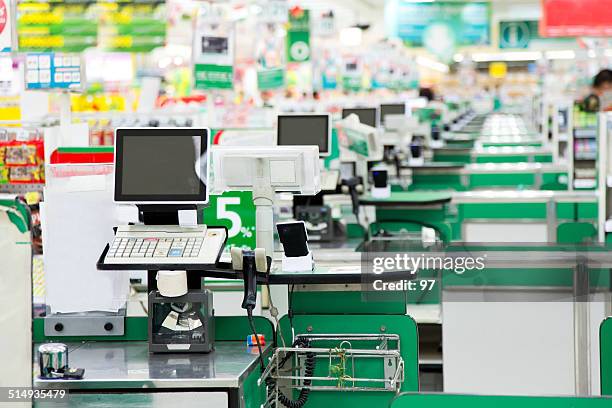 grocery store checkout - supermarket register stockfoto's en -beelden