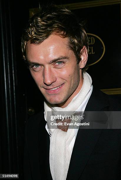 Actor Jude Law attends the New York Premiere of "Alfie" at The Ziegfeld Theatre on October 18, 2004 in New York City.