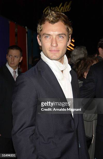 Actor Jude Law arrives at the premiere of his new film "Alfie" at the Ziegfeld Theatre October 18, 2004 in New York City.