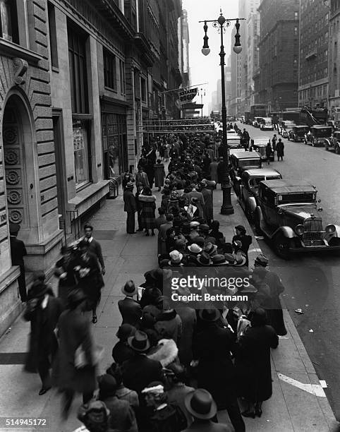Farewell concert for Toscanini. Crowds in line outside of Carnegie Hall to buy tickets for the show.