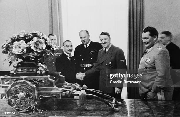 Hitla Hand 298 photos et images haute résolution de Fuehrer Hitler - Getty Images