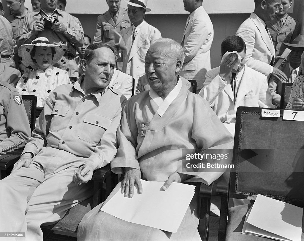 Douglas MacArthur Talking with Syngman Rhee