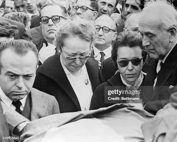 The family and friends of the late Brazilian president Getulio Vargas, get a last glimpse of Vargas' face as he is laid to rest in the cemetery at...