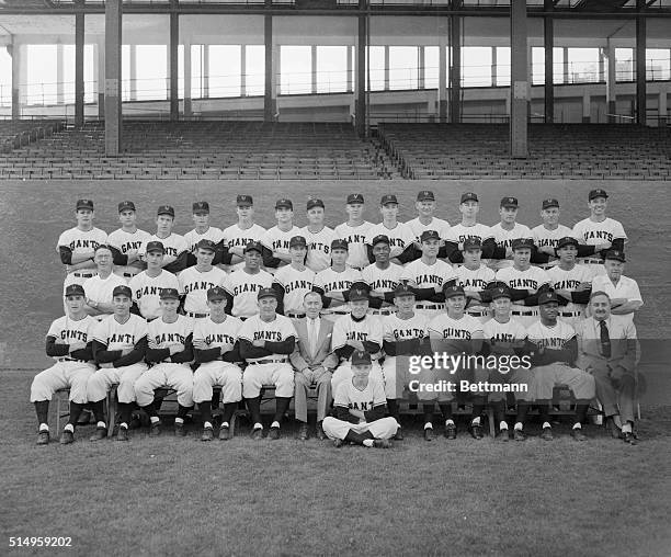 The National League pennant winning New York Giants pose for a group photo at the Polo Grounds. Front row : Johnny Antonelli, Sal Maglie, Whitey...