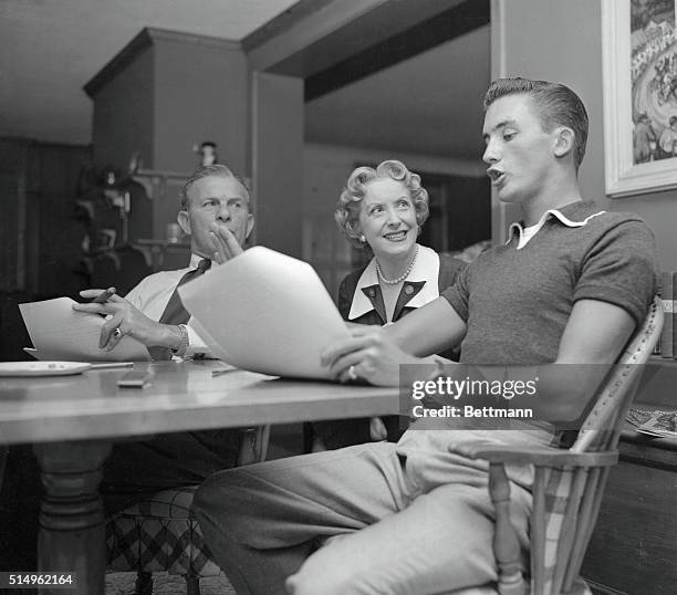 Comedy enters the Burns Menage when the comedy team rehearse at home for their TV show. George and Gracie go over their script with son, Ronnie, who...