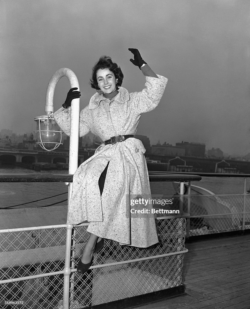 Elizabeth Taylor on Lamp Post